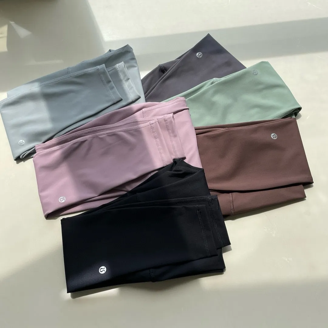 Lululemon Lulu Yoga Pants Nude Seamless High-Waist Tight Fitness Quick-Drying Women's Butt Lifting Pants Design Concept ~ Create a skin-friendly naked feeling, the special fabric is light and smooth, allowing you to focus on your practice. We have added a pocket design to this model to store small items! Fabric + Features The fabric is light and smooth, with four-sided stretch. Fabric ~ 25 spandex + 75 nylon (the same fabric as Lu Lu) is comfortable and stretchable and not easy to deform. Technology ~ Four needles and six threads are powerful (the same technology as Lu Lu). Technology ~ Italian elastic high silk thread (full elasticity, fit and slimming). High waist design, the waist is flat and fit, reducing tightness! Perfect for wrapping fat! Show your body shape better! Size S M L XL Color Purple Gray Black Bean Green Coffee Brown Rhino Gray